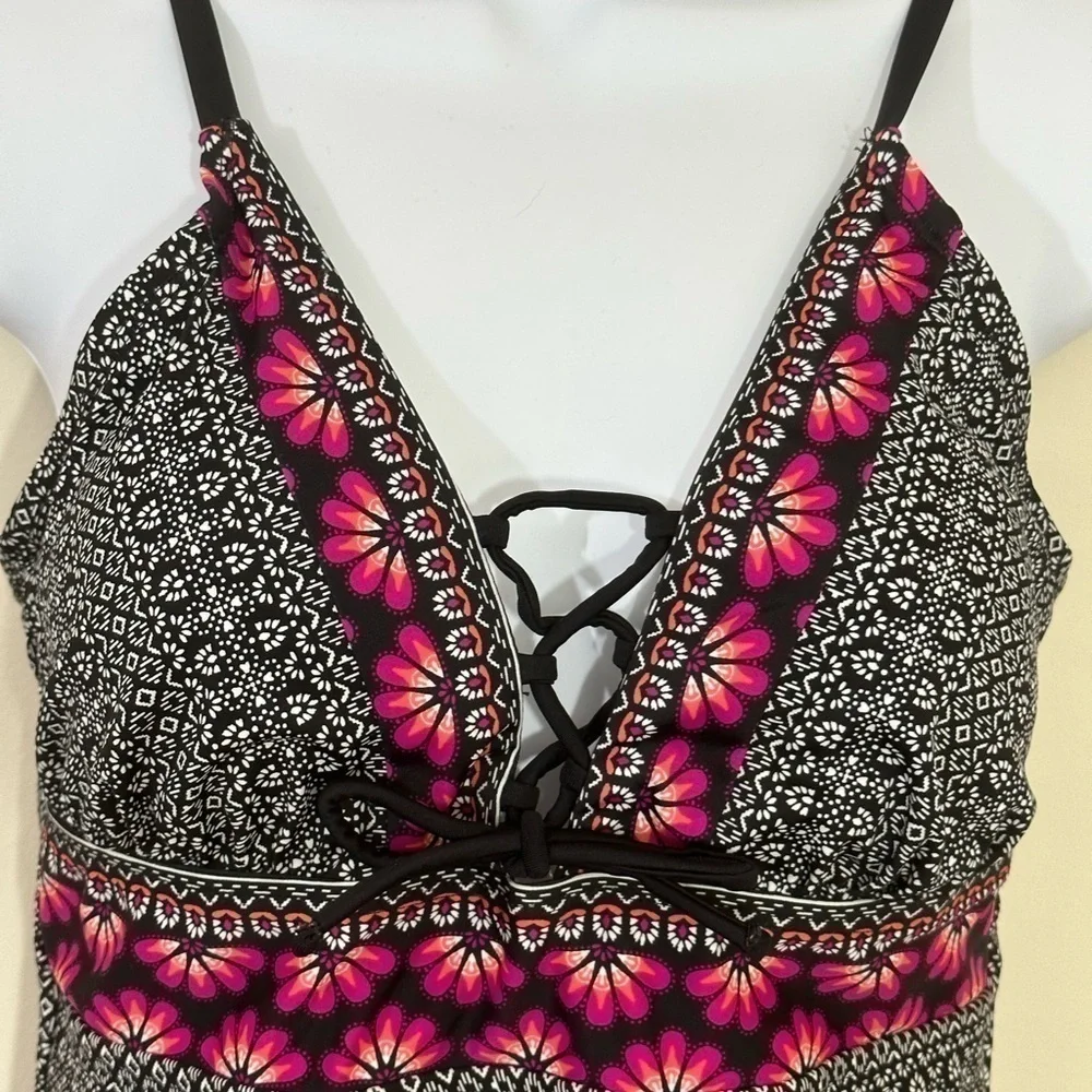 Kona Sol sz med swimsuit in a mini black/white print red print accent on front